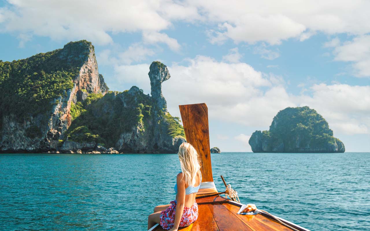 Exploring the stunning Phi Phi Islands in Thailand by boat - Best time to visit Thailand for breathtaking views and serene waters